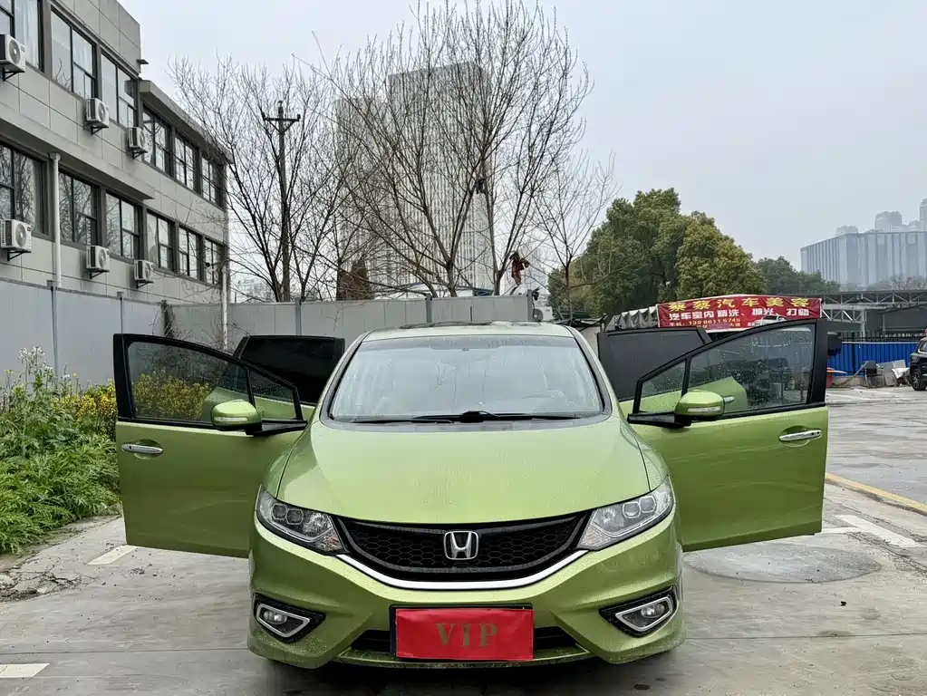 Jade 1.8 L CVT Luxury 5-seat
