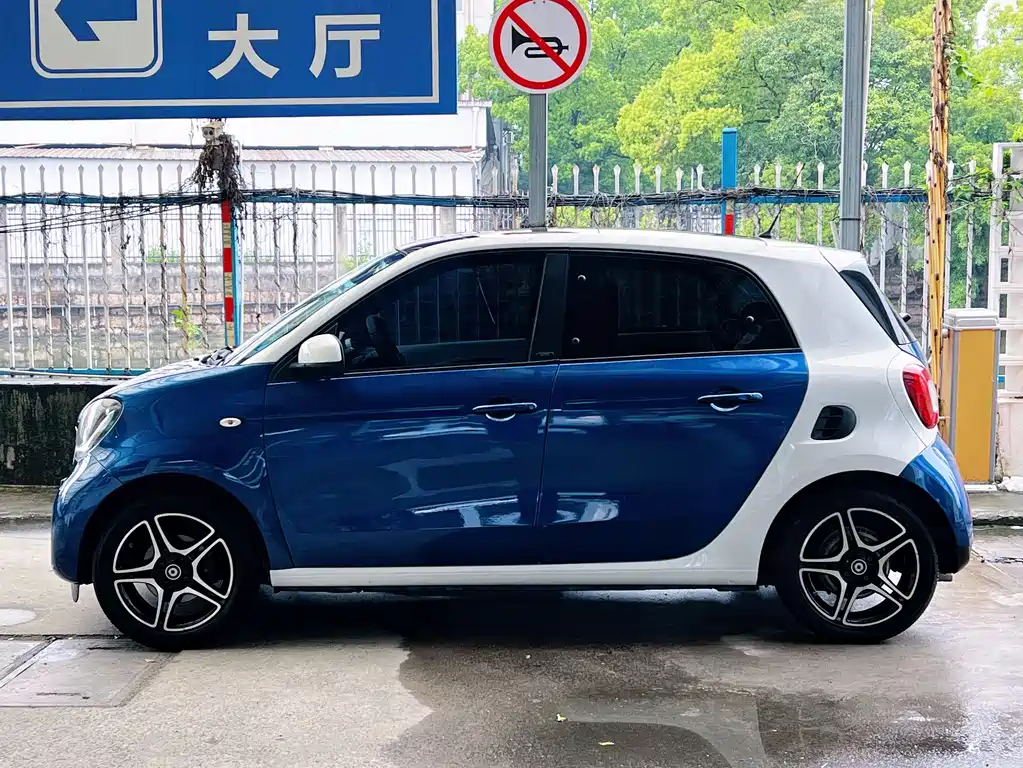 smart forfour smart forfour 2016款 0.9 T 66千瓦极致版