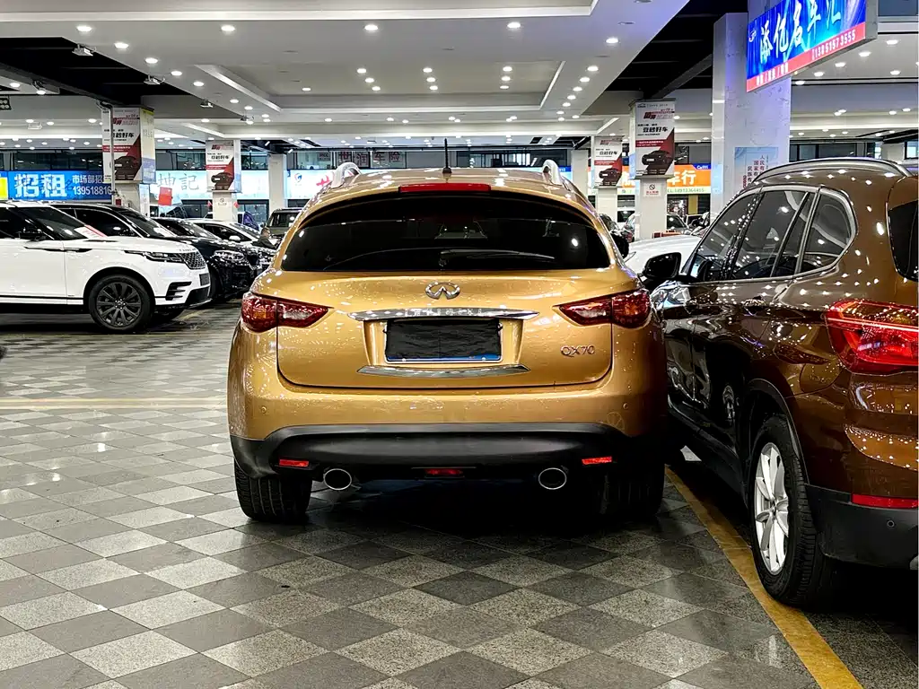 Infiniti QX70 3.7 L Standard