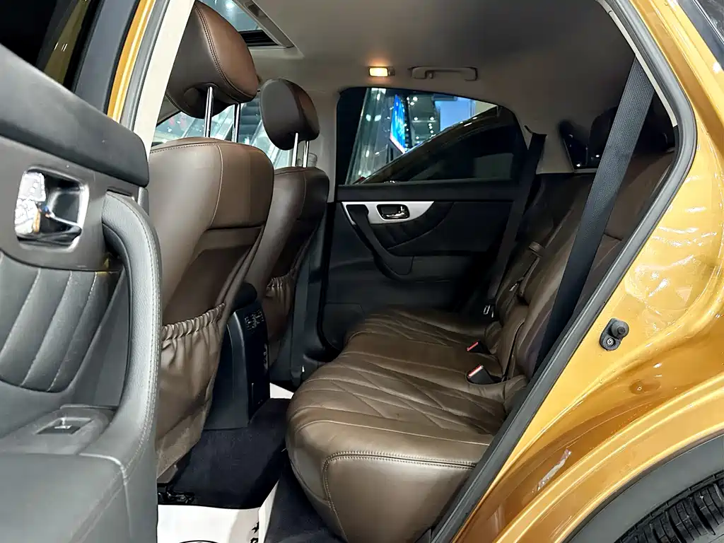 Infiniti QX70 3.7 L Standard