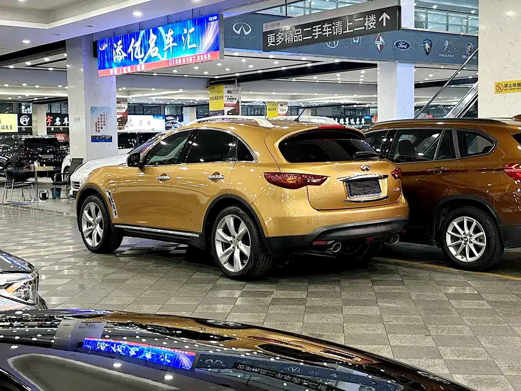 Infiniti QX70 3.7 L Standard