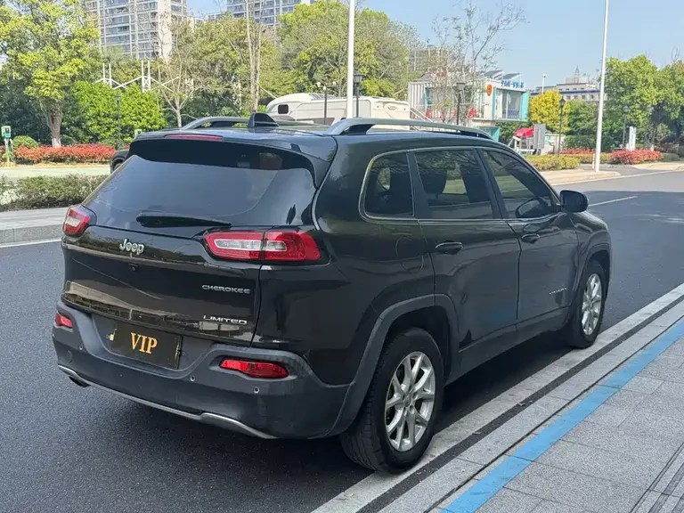 Jeep Cherokee 2.0 L Superior