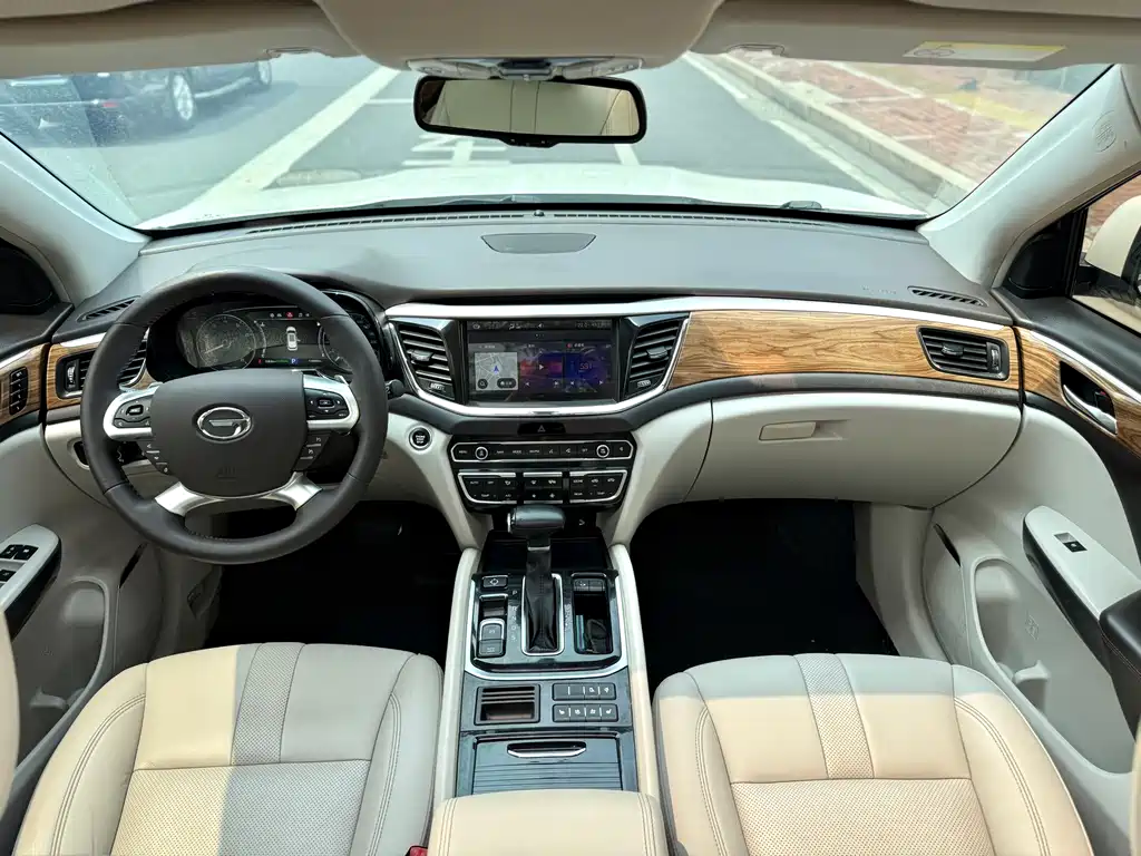 GAC Trumpchi GS8 320 T 2 WD Luxury Connected (7-seat)