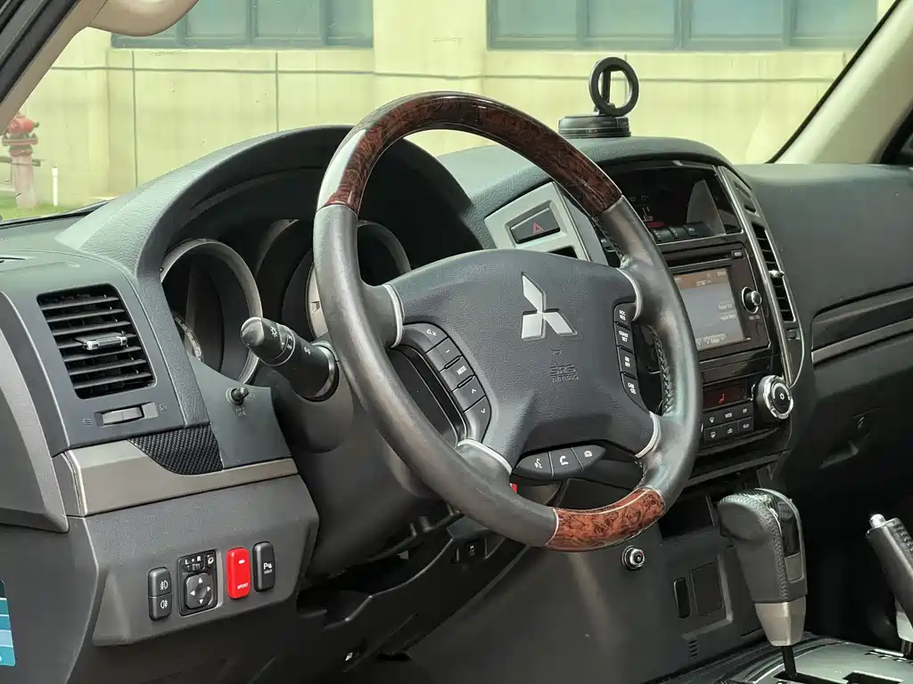 Pajero (Import) 3.0 L Auto Luxury