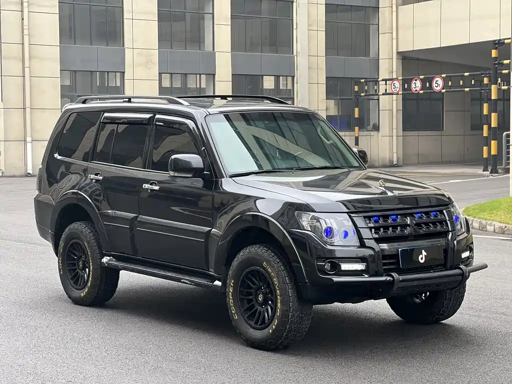 Pajero (Import) 3.0 L Auto Luxury