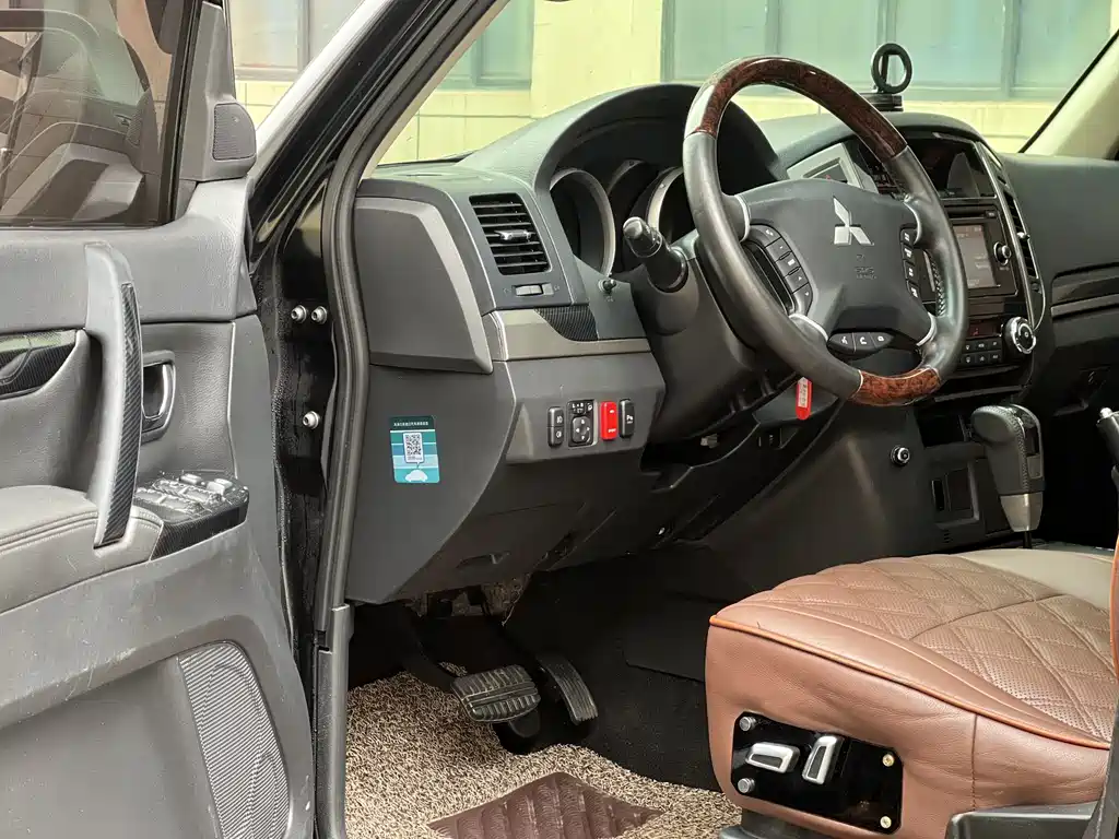 Pajero (Import) 3.0 L Auto Luxury