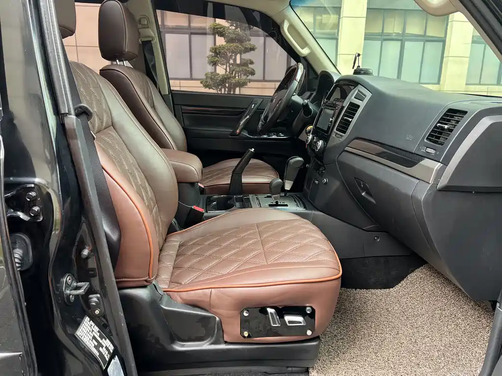 Pajero (Import) 3.0 L Auto Luxury