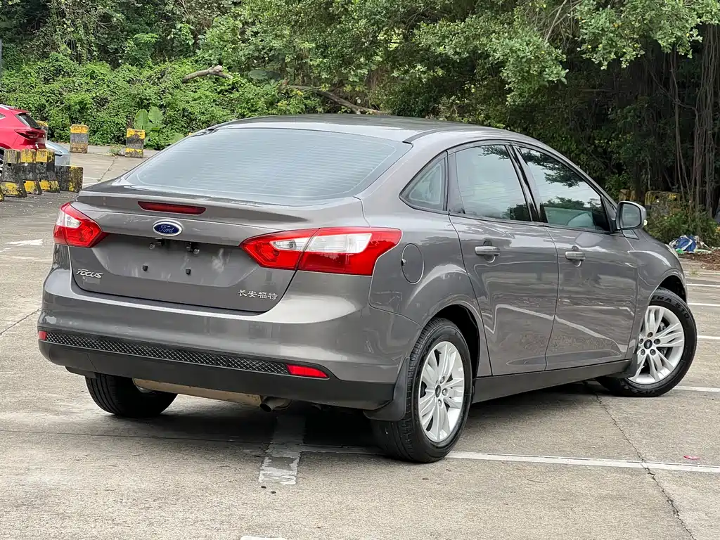 Focus Sedan 1.6 L Manual Comfort