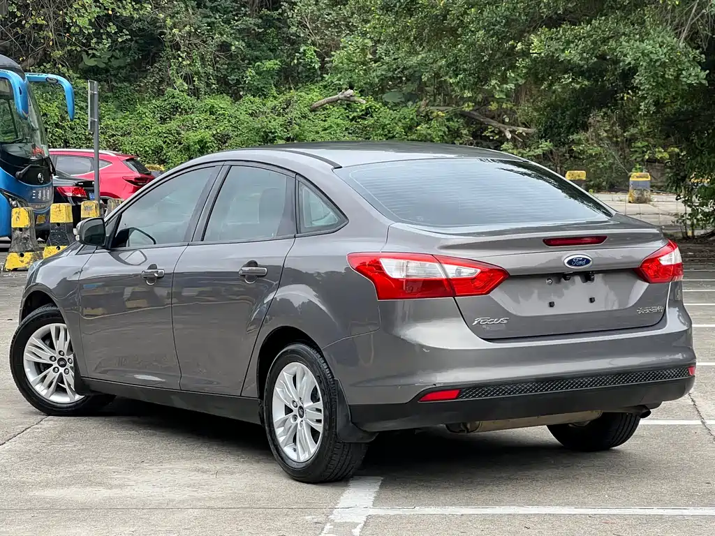Focus Sedan 1.6 L Manual Comfort
