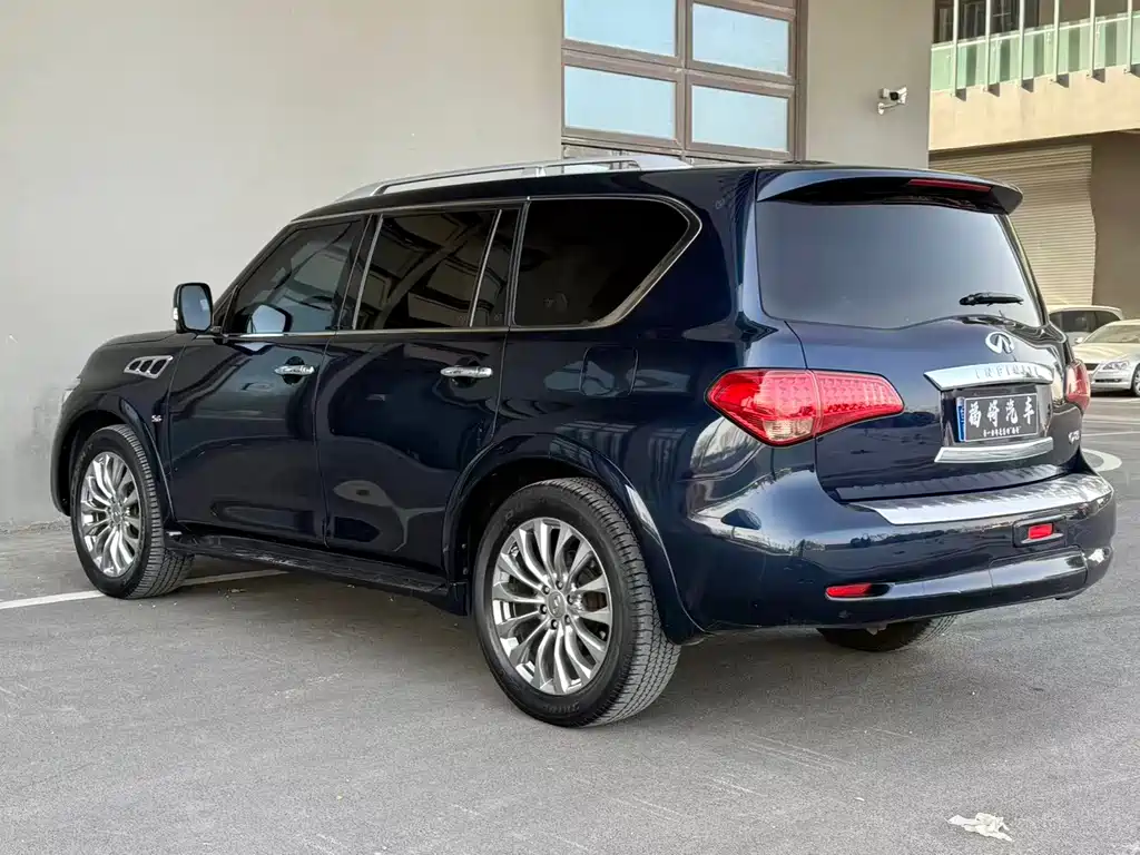 Infiniti QX80 5.6 L 4 WD