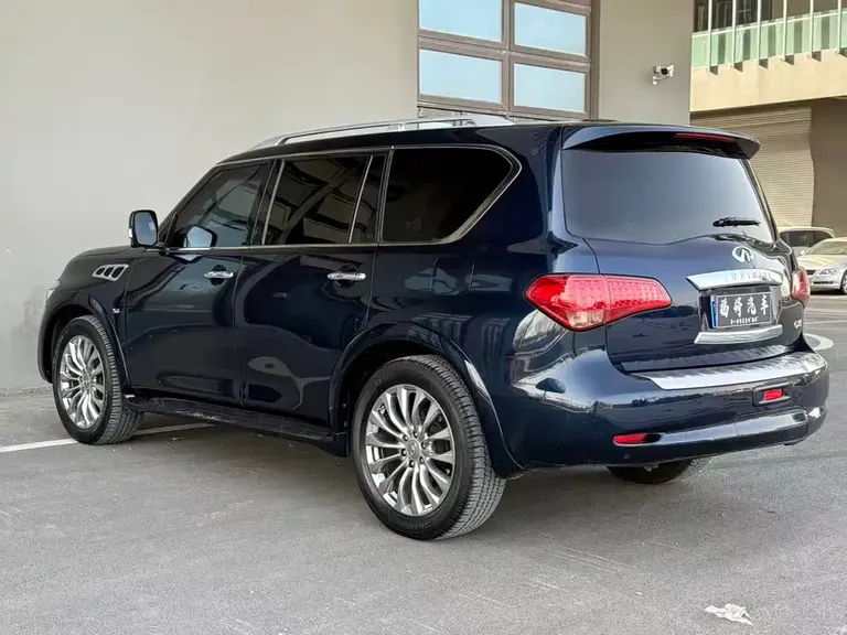 Infiniti QX80 5.6 L 4 WD