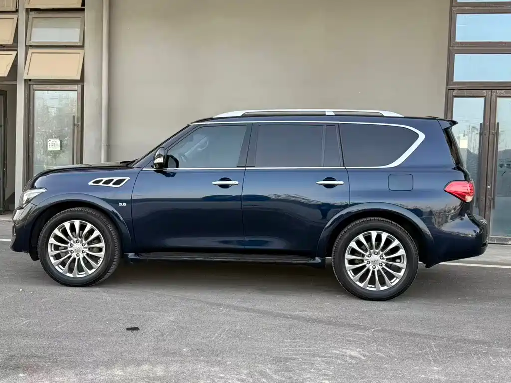 Infiniti QX80 5.6 L 4 WD