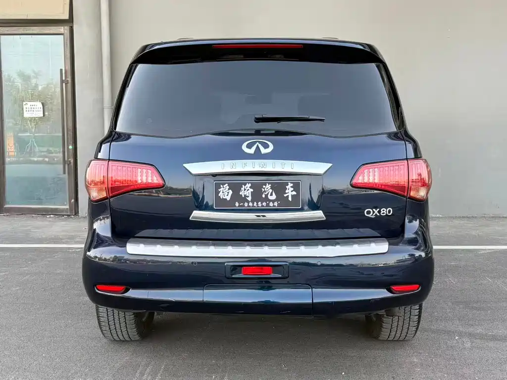 Infiniti QX80 5.6 L 4 WD