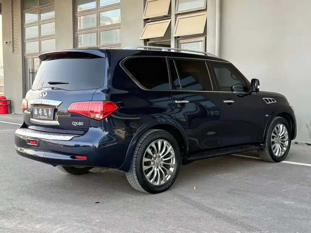 Infiniti QX80 5.6 L 4 WD