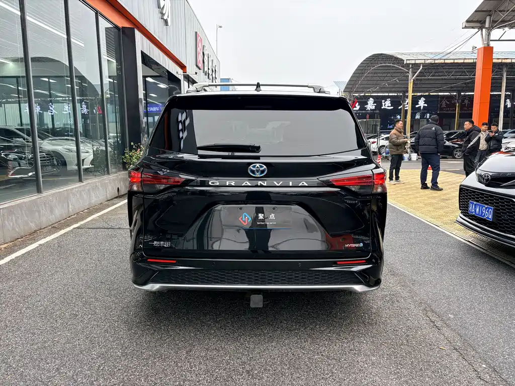 Granvia 2.5 L Hybrid Distinguished PLUS