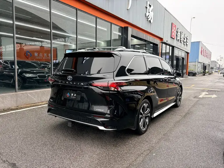 Toyota Granvia 2.5 L Hybrid Distinguished PLUS
