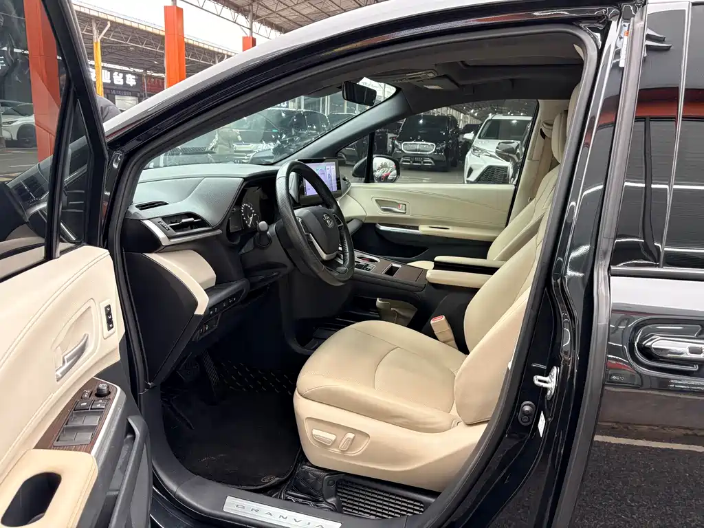 Granvia 2.5 L Hybrid Distinguished PLUS