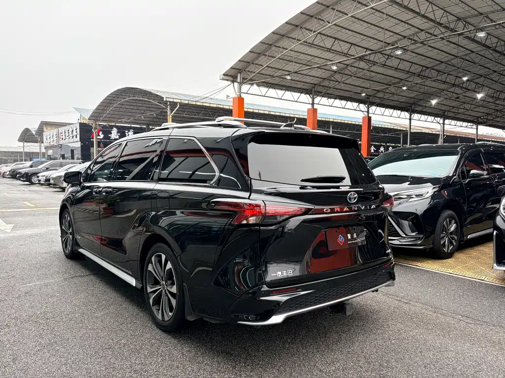 Granvia 2.5 L Hybrid Distinguished PLUS
