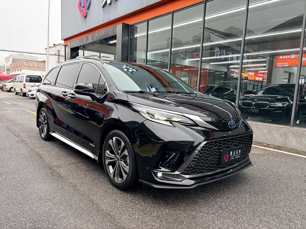 Granvia 2.5 L Hybrid Distinguished PLUS