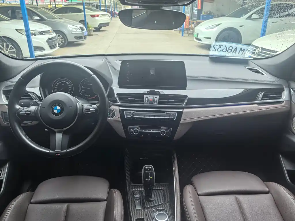 BMW X2 sDrive25 i Leading M Offroad Package