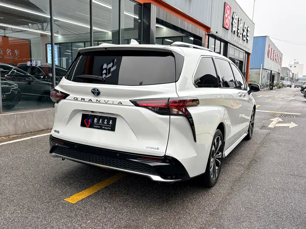 Granvia 2.5 L Hybrid Distinguished PLUS