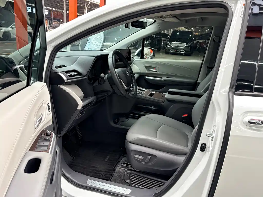 Granvia 2.5 L Hybrid Distinguished PLUS