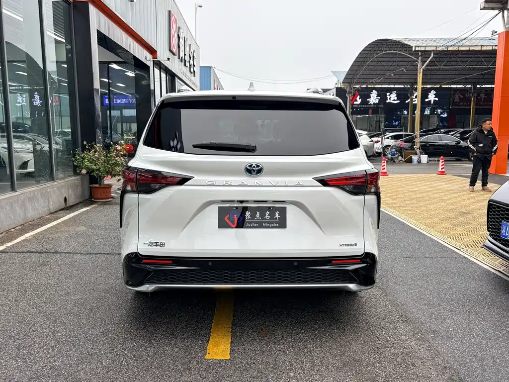 Granvia 2.5 L Hybrid Distinguished PLUS