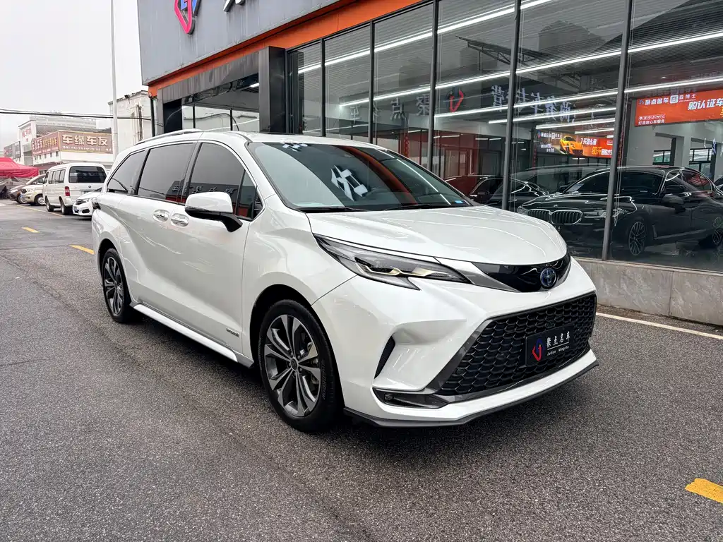 Granvia 2.5 L Hybrid Distinguished PLUS