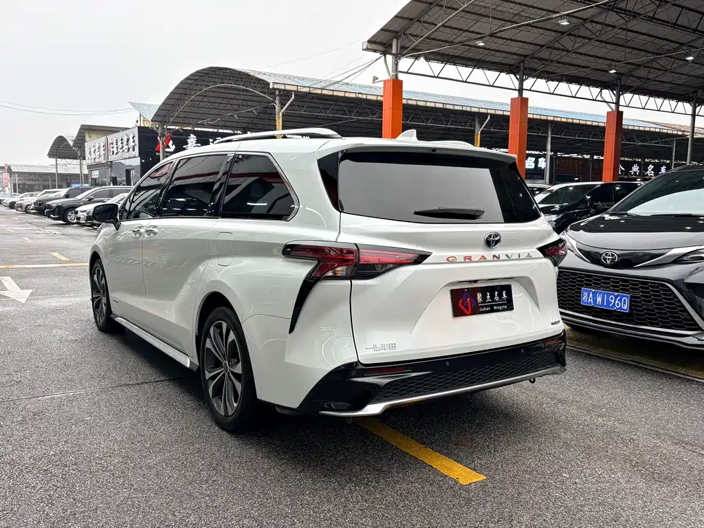 Granvia 2.5 L Hybrid Distinguished PLUS