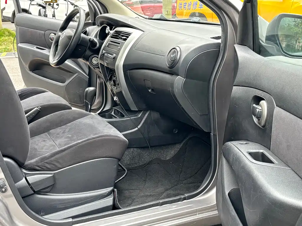 Livina 1.6 XE CVT Comfort
