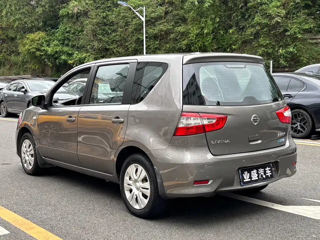Livina 1.6 XE CVT Comfort