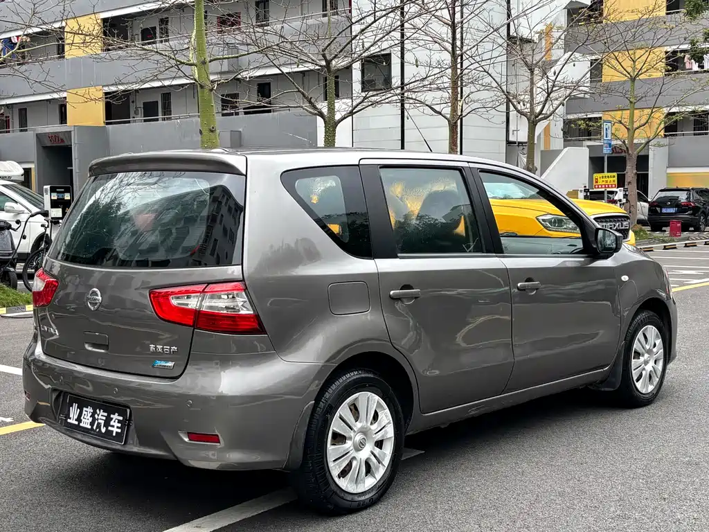 Livina 1.6 XE CVT Comfort