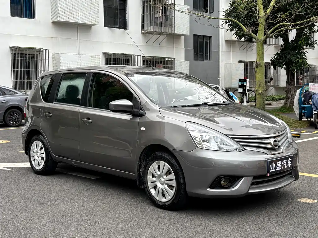 Livina 1.6 XE CVT Comfort