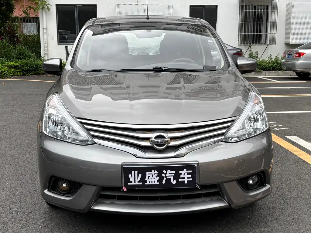 Livina 1.6 XE CVT Comfort