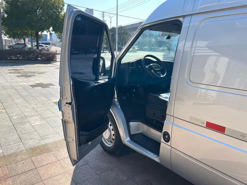 Transit Custom 2.8 T Space King Taurus LWB Mid High Roof Rear Single Tire 3-seat Diesel CN-VI JX493
