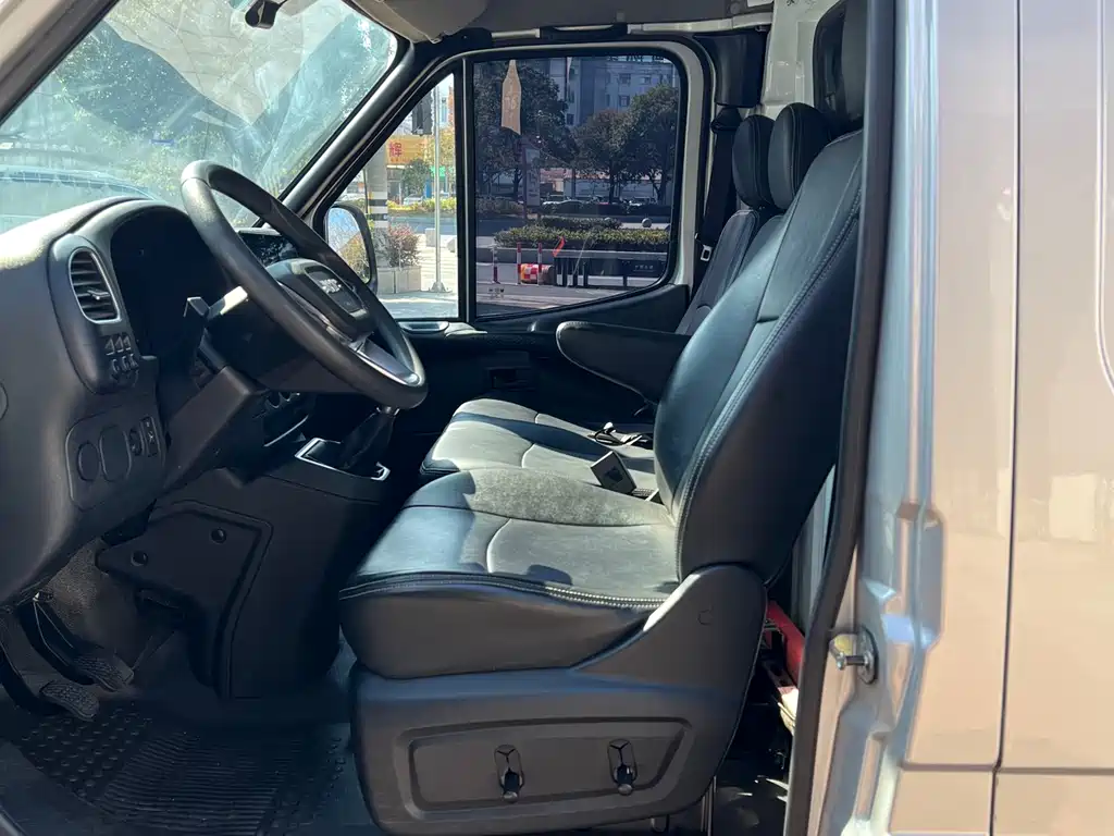 Transit Custom 2.8 T Space King Taurus LWB Mid High Roof Rear Single Tire 3-seat Diesel CN-VI JX493