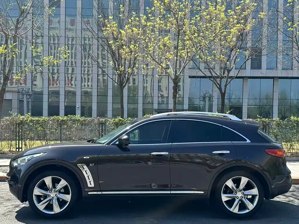 Infiniti QX70 3.7 L Standard