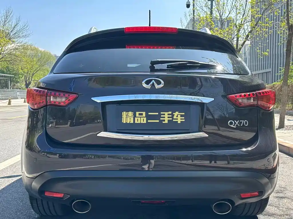 Infiniti QX70 3.7 L Standard