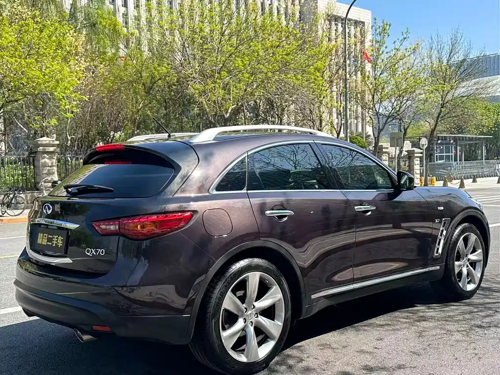 Infiniti QX70 3.7 L Standard