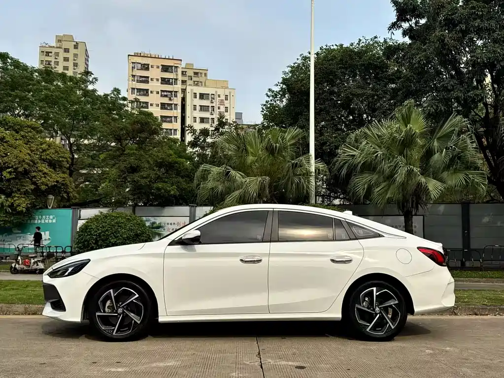 MG5 Facelift 300 TGI DCT Youth Luxury Flagship