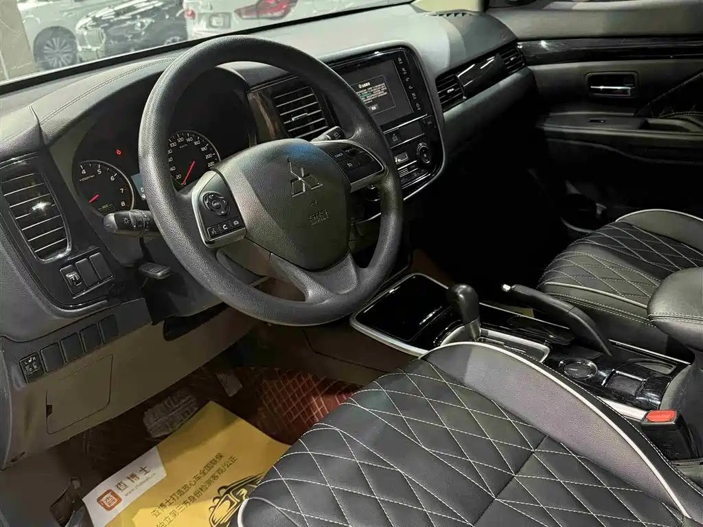 Outlander 2.0 L 2 WD Smooth Travel 5-seat
