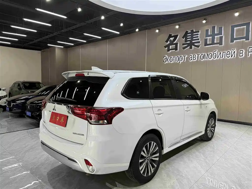 Outlander 2.0 L 2 WD Smooth Travel 5-seat