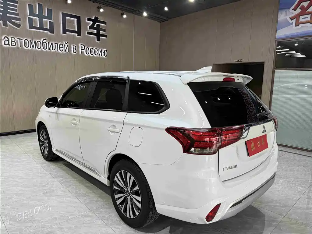 Outlander 2.0 L 2 WD Smooth Travel 5-seat
