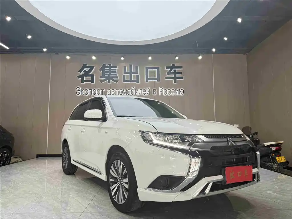 Outlander 2.0 L 2 WD Smooth Travel 5-seat