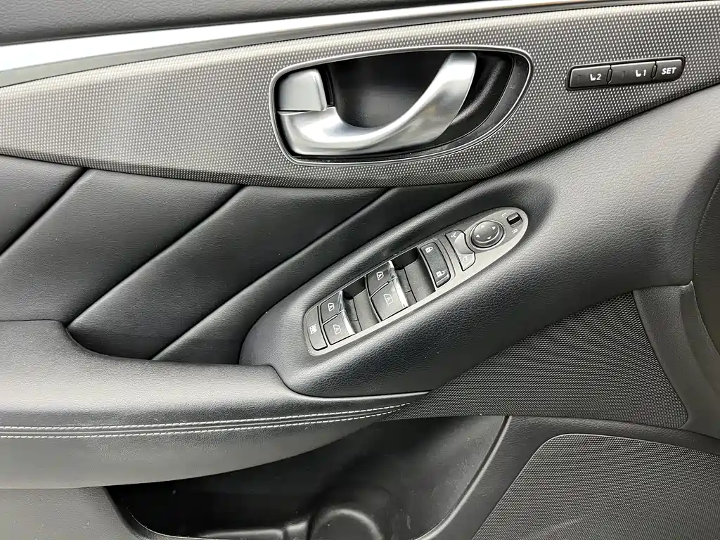 Infiniti Q50 3.7 L Comfort