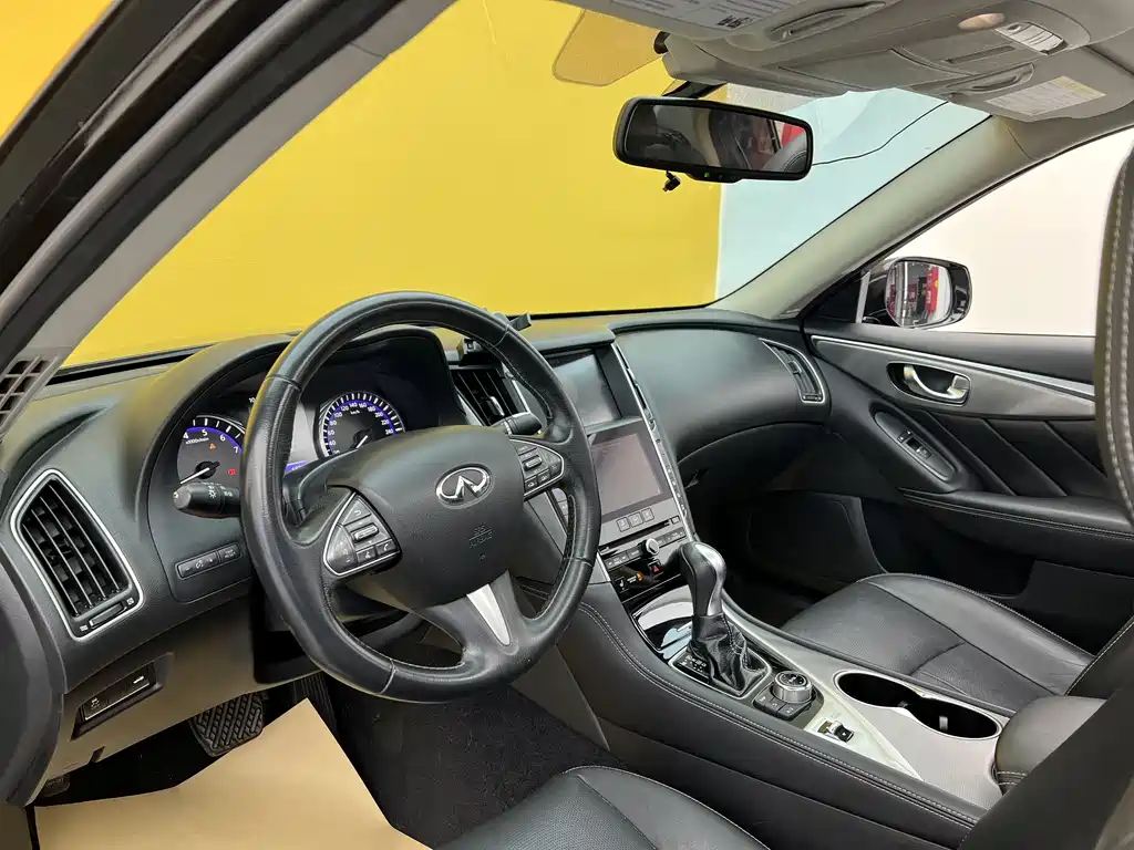 Infiniti Q50 3.7 L Comfort