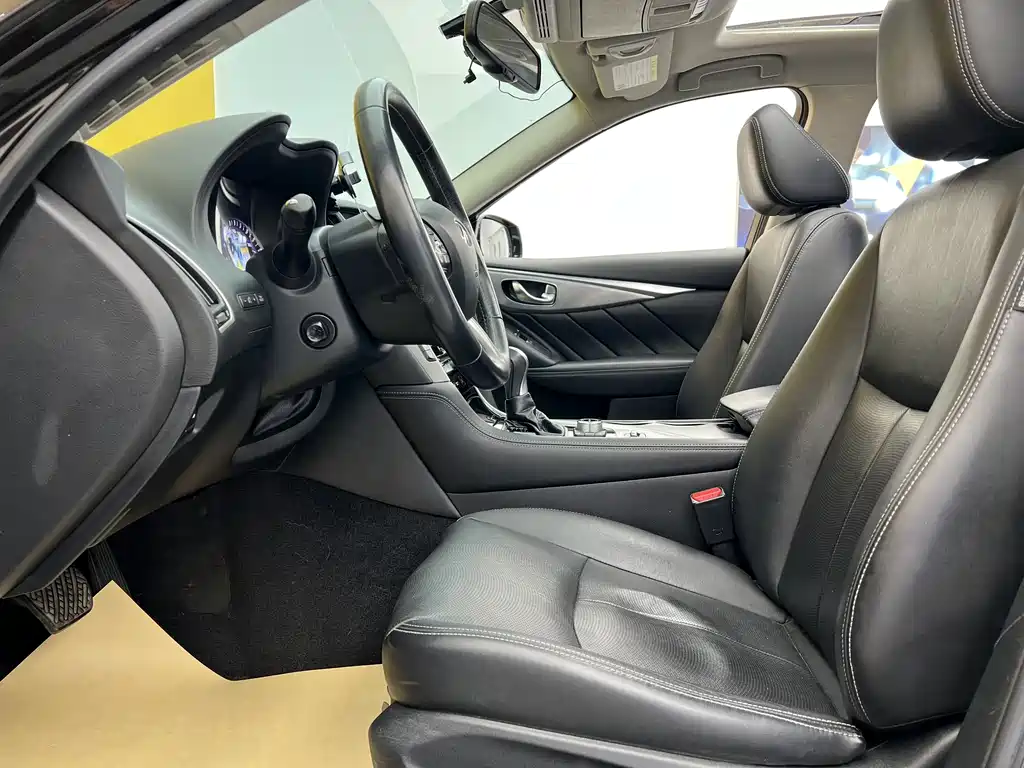 Infiniti Q50 3.7 L Comfort