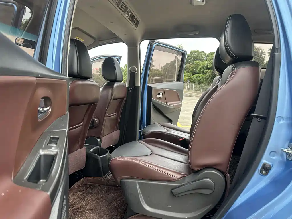 Venucia M50 V 1.6 L XL CVT Luxury