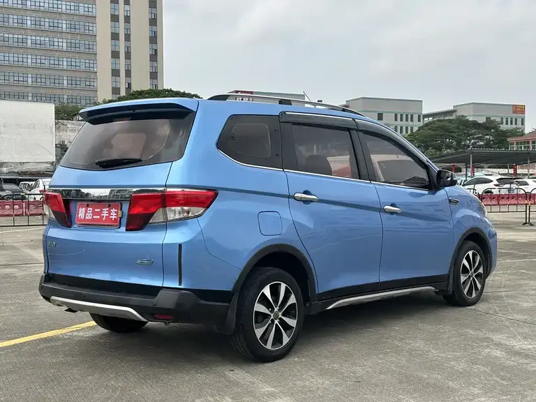 Venucia M50 V 1.6 L XL CVT Luxury