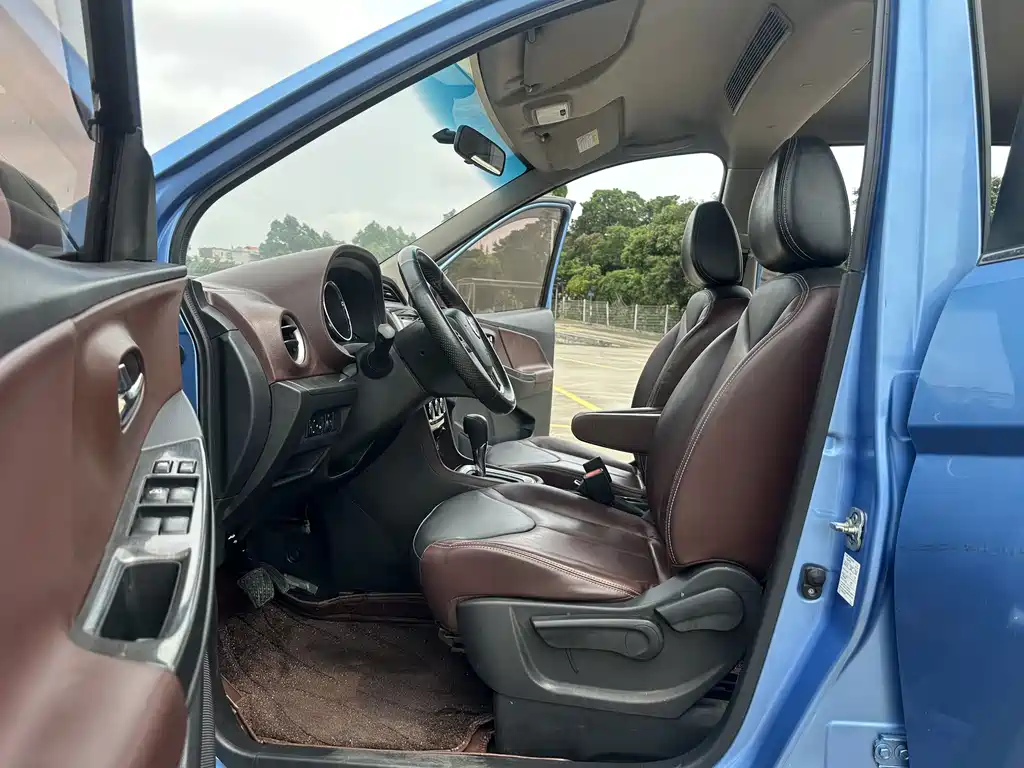 Venucia M50 V 1.6 L XL CVT Luxury